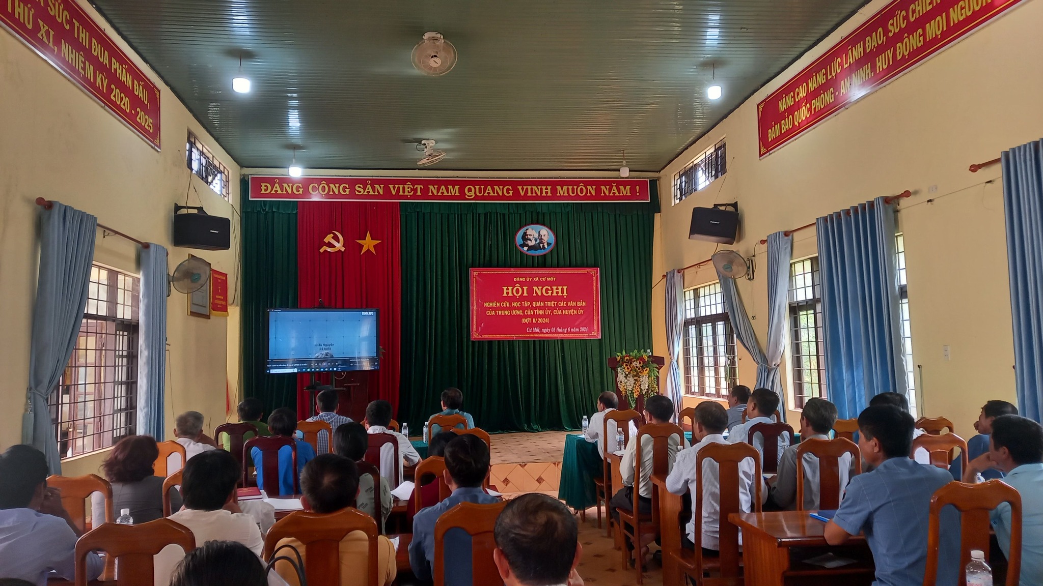 Đảng ủy xã Cư Mốt tổ chức Hội nghị nghiên cứu, học tập, quán triệt các văn bản của Trung ương, của Tỉnh ủy, của Huyện ủy đợt II năm 2024